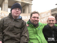 Jürgen Vogel, Cord Gross und ein Junge mit Down-Syndrom bei der "Väter sagen ja"-Demo vor dem Brandenburger Tor