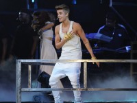 Justin Bieber performt im weißen Unterhemd