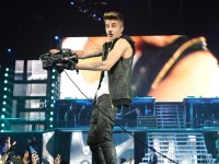 Justin Bieber filmt sich auf der Bühne selbst