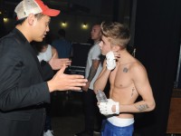 Justin Bieber mit nacktem Oberkörper