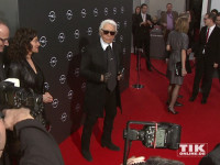 Karl Lagerfeld wie man ihn kennt: Zupf, Sonnenbrille, hochgeschlossenes weißes Hemd und schwarzer Anzug