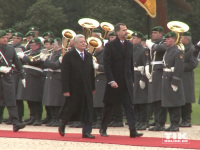 König Felipe wird von Bundespräsident Gauck in Berlin mit militärischen Ehren empfangen