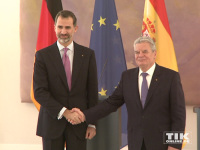 Handschlag zwischen König Felipe und Bundespräsident Gauck in Berlin