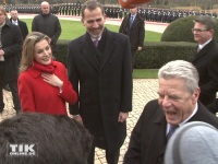 Spaniens König Felipe, seine Frau Letizia und Joachim Gauck gehen auf Tuchfühlung mit dem Volk