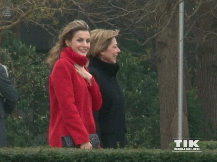 Königin Letizia macht einen Spaziergang mit Daniela Schadt durch den Park von Schloss Belevue