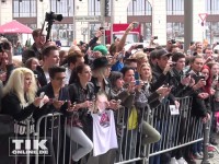 Fans warten in Berlin auf Lady Gaga