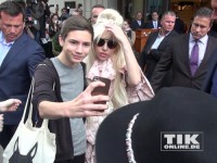 Lady Gaga posiert mit einem Fan in Berlin für ein Foto