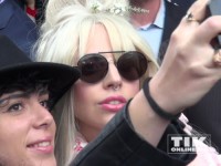 Lady Gaga posiert mit einem Fan in Berlin für ein Foto