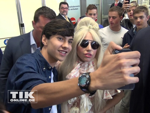 Lady Gaga posiert mit Fans am Flughafen Berlin-Tegel