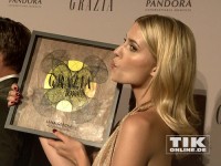 Lena Gercke küsst ihren "Best Dressed Award 2014"