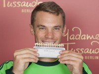Manuel Neuer mit einer Zahnfarbskala für seine Wachsfigur