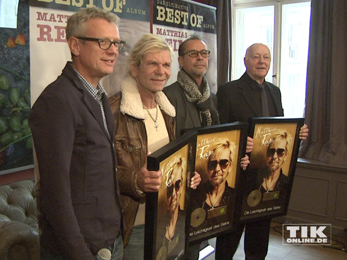 Matthias Reim und sein Team posieren mit Goldenen Schallplatten