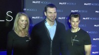 Wladimir Klitschko mit den McFit Models Mete und Jenny