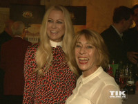Jenny Elvers und Gitta Schweighöfer, Mutter von Matthias Schweighöfer, unterhalten sich angeregt auf der Medienboard-Weihnachts-Party 2015 in Berlin