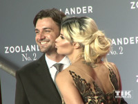 Micaela Schäfer drückt ihrem neuen Freund Felix bei der "Zoolander 2"-Premiere einen dicken Kuss auf