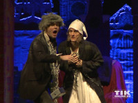 Ebenezer Scrooge bekommt im Musical "Eine Weihnachtsgeschichte" Besuch von Geist der Weihnacht