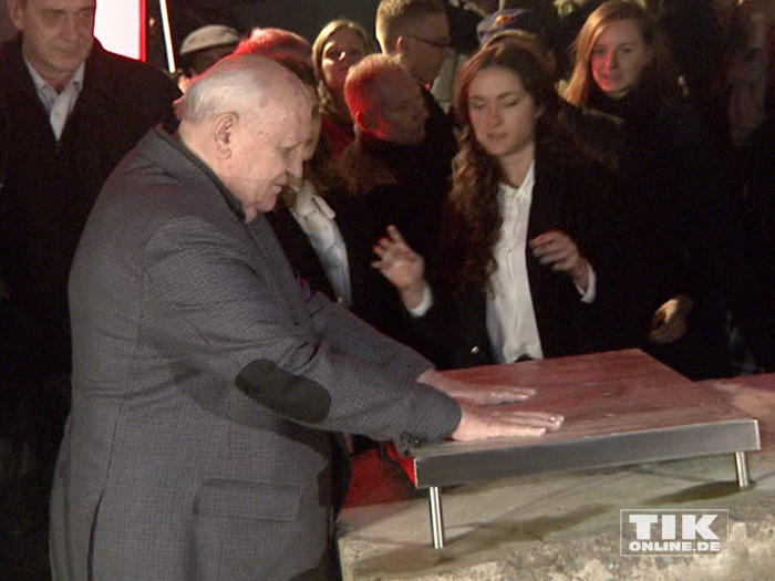 Michail Gorbatschow hinterlässt seine Handabdrücke am Checkpoint Charlie