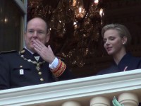 Fürst Albert verteilt Handküsschen