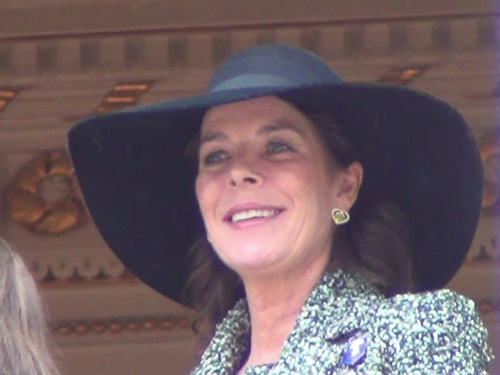 Prinzessin Caroline von Monaco glitzert vom Palastfenster