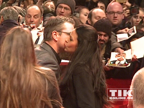 Küsschen auf dem roten Teppich: Matt Damon und seine Frau Luciana auf die Berlinale-Premiere von "Monuments Men"