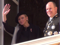 Fürstin Charlèle winkt mit Fürst Albert vom Balkon