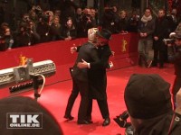 Stürmische Begrüßung Zwischen Shia LaBeouf und Dieter Koslick bie der Berlinale-Premiere von "Nymphomaniac"