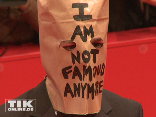 "I'm not famous anymore" steht auf der Tüte, die Shia LaBeouf zur Berlinale-Premiere von "Nymphomaniac" über dem Kopf trug