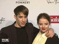 Jella Haase und Kilian Kerner posieren gemeinsam bei der Opening Night Gala der 66. Berlinale