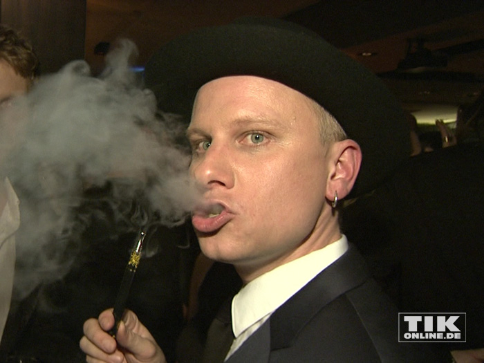 Robert Stadlober genießt seine E-Zigarette bei der Opening Night Gala der 66. Berlinale