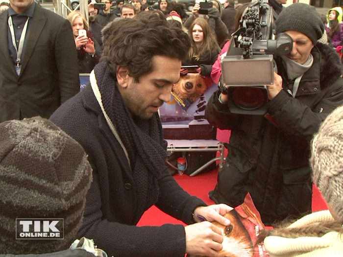 Elayas M'Barek ließ es sich bei der "Paddington"-Premiere in Berlin den Fans jede Menge Autogramme zu schreiben
