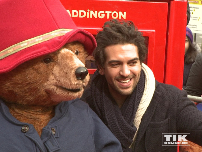 Bei der "Paddington"-Premiere in Berlin posierte Elyas M'Barek mit dem Star des Films, Kragenbär Paddington