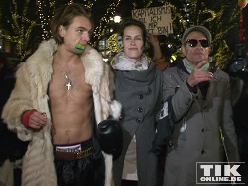 Henning Gronkowski im schrillen Outfit mit Kollegin Saralisa Volm und