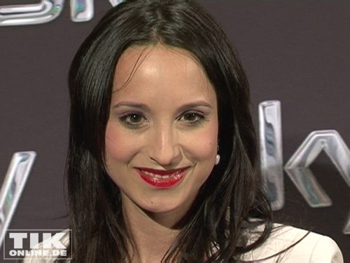 Schauspielerin Stephanie Stumph erschien mit knallrot 
