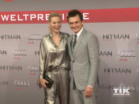 Rupert Friend posiert gut gelaunt mit seiner Freundin Aimee Mullins bei der Premiere des Action-Spektakels "Hitman: Agent 47" in Berlin.