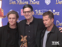 Matthias Schweighöfer, Regisseur Mark Osborne und Til Schweiger posieren gemeinsam bei der Premiere des Films "Der kleine Prinz" im Berliner Zoo Palast