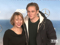 Matthias Schweighöfer und seine Mutter Gitta Schweighöfer bei der Premiere der Komödie "Highway to Hellas" in Berlin
