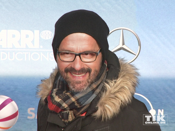 Dick in Schal, Fellkragen und Mütze eingepackt kam Christoph Maria Herbst zur Premiere der Komödie "Highway to Hellas" in Berlin
