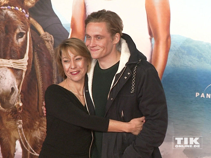 Matthias Schweighöfer und seine Mutter Gitta Schweighöfer kuscheln bei der Premiere der Komödie "Highway to Hellas" in Berlin