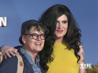 Rolf Scheider und Drag-Queen Nina Queer posierten vergnügt für die Fotografen bei der Premiere von "Ich bin dann mal weg" in Berlin