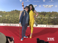 Rolf Scheider und Drag-Queen Nina Queer posierten vergnügt für die Fotografen bei der Premiere von "Ich bin dann mal weg" in Berlin