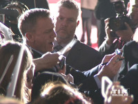 007-Darsteller Daniel Craig wurde bei der "James Bond - Spectre"-Premiere in Berlin von den Fans regelrecht wegen Autogrammen und Selfies belagert