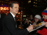 Colin Firth schreibt fleißig Autogramme