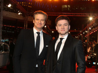 Colin Firth strahlt mit Taron Egerton um die Wette