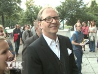 Olli Dittrich schlendert zur Premiere von "König von Deutschland"
