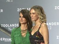 Penelopé Cruz und Kristen Wiig posieren auf der "Zoolander 2"-Premiere in Berlin