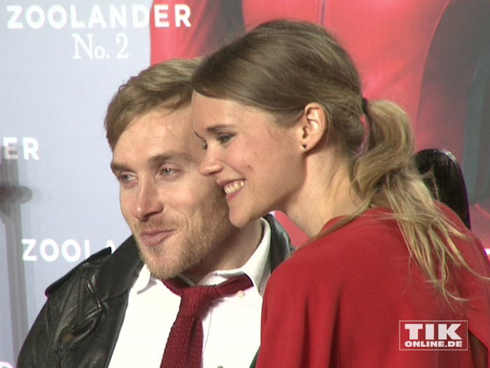 Samuel Koch und seine Verlobte Sarah Elena Timpe posieren verliebt auf der "Zoolander 2"-Premiere in Berlin