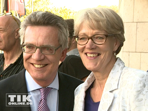 Thoma de Maiziere mit seiner Ehefrau gut gelaunt beim 60. Merkel-Geburtstag