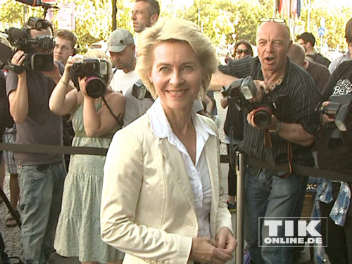 Bundesverteidigungsministerin Ursula von der Leyen auf dem Weg zum 60. Geburtstag von Angela Merkel