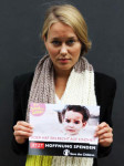 10 Euro von jedem verkauften Schal aus der Aktion "Ein Schal fürs Leben" kommen der Organisation "Save the Children" zugute