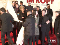 Til Schweiger nimmt eine Demonstrantin in den Arm, während das Sicherheitspersonal versucht, den Protest bei der "Honig im Kopf"-Premiere zu beenden